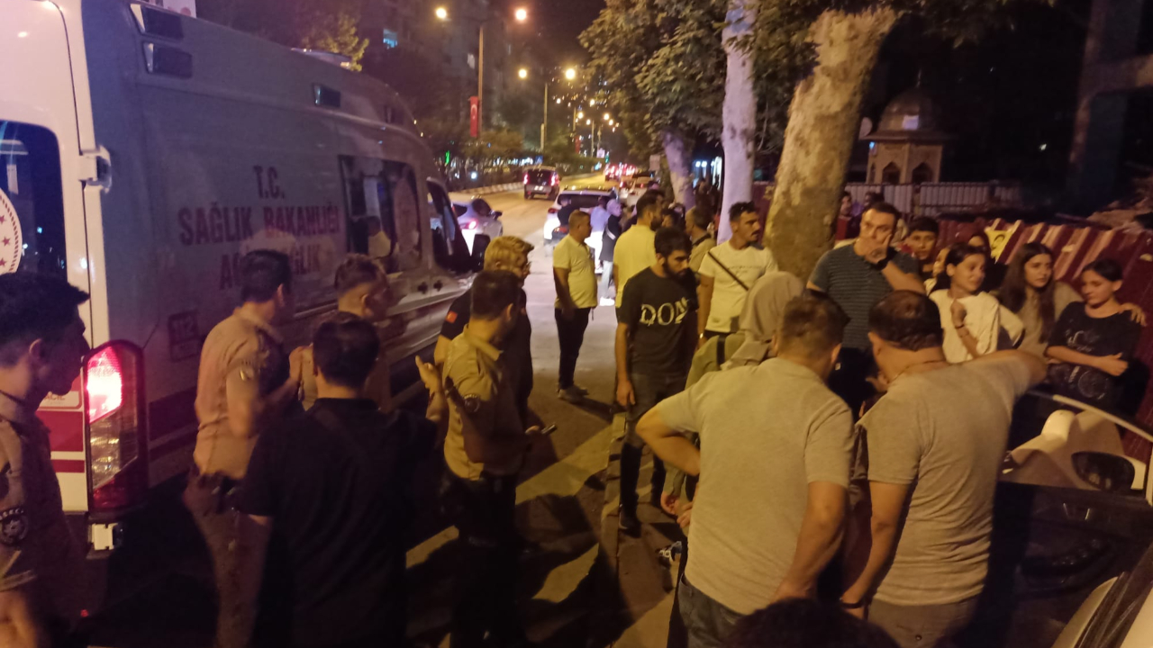 Yaya geçidinde çocuğa çarpan sürücü inşaat duvarına daldı