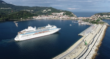 2 BİN 745 RUS TURİST KRUVAZİYER GEMİYLE AMASRA’YA GELDİ