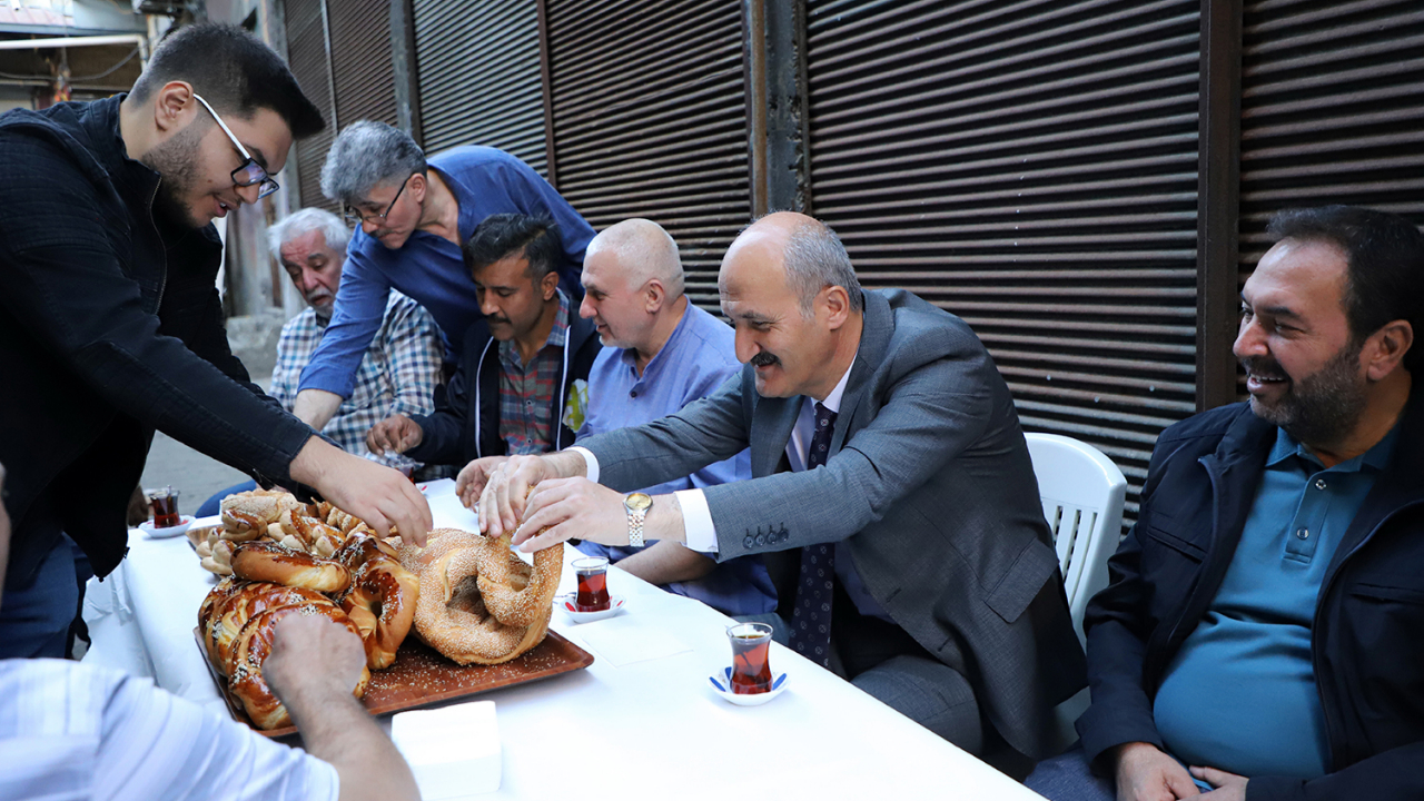 BAŞKAN OKAY, BAKIRCILAR ÇARŞISI ESNAFIYLA BİR ARAYA GELDİ