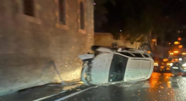 Kahramanmaraş’ta aydınlatma direğine çarpan otomobil devrildi
