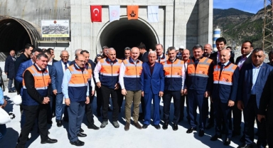 -ZİGANA TÜNELİ’Nİ 2023 YILININ NİSAN AYINDA AÇMAYI HEDEFLİYORUZ