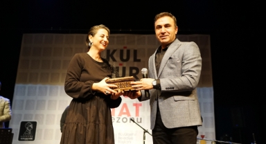 1 / 1 Dilek Türkan, Kahramanmaraş’ta Sevenlerine Duygu Dolu Anlar Yaşattı