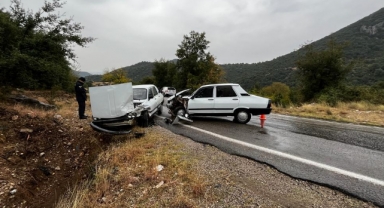 -Andırın’da iki otomobil çarpıştı: 2 yaralı