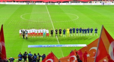 BAŞKAN OKAY, GENÇLERE MİLLİ MAÇ HEYECANI YAŞATTI