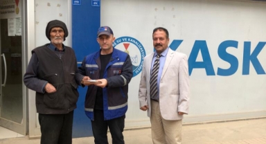 Büyükşehir Personeli Yerde Bulduğu Para Dolu Cüzdanı Sahibine Ulaştırdı