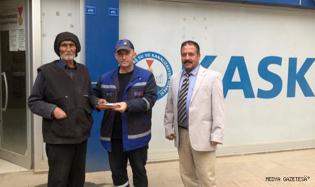 Büyükşehir Personeli Yerde Bulduğu Para Dolu Cüzdanı Sahibine Ulaştırdı