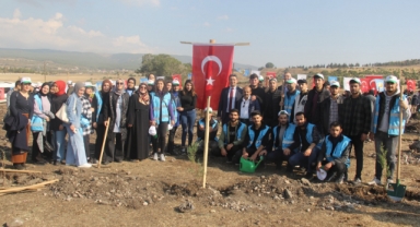 GENÇLERİMİZ GELECEĞE NEFES OLACAK FİDANLARI TOPRAKLA BULUŞTURDU