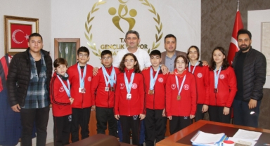 İL MÜDÜRÜ CEMİL BOZ YÜZÜCÜLERİ TEBRİK ETTİ