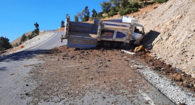 Kahramanmaraş’ta kamyon takla attı: 3 yaralı