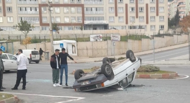 Kahramanmaraş’ta trafik kazasında otomobil takla attı: 3 yaralı