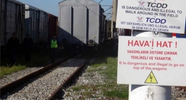 Pazarcık’ta tren raylarında elektrik akımına kapılan genç yaralandı