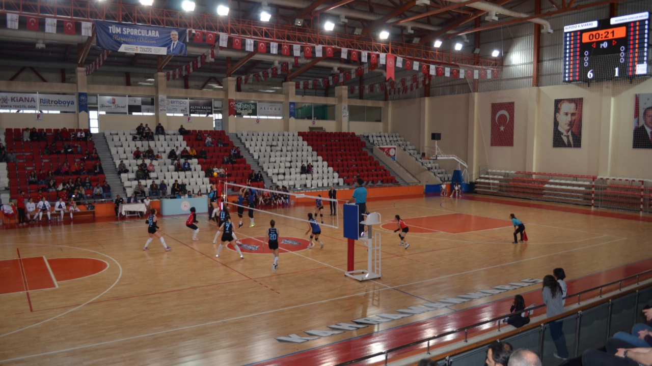 Rektör Yasım, Alpedo Kahramanmaraş Kadın Voleybol Takımını Tebrik Etti