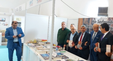 YAZARIMIZ AHMET SANDAL ANKARA 18. KİTAP FUARINDA OKUYUCULARIYLA BULUŞTU