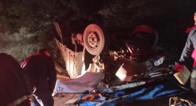 Andırın’da yem yüklü kamyonet ters döndü: 2 yaralı