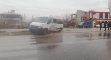 Elbistan’da otomobil ile minibüs çarpıştı: 3 yaralı