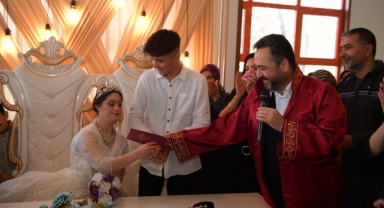 Gelinliği ile etrafa gülücükler dağıtan Ezgi Demirtaş, “Gelin oldum.