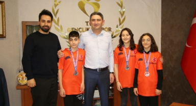 KAHRAMANMARAŞ’LI YÜZÜCÜLERİN YILDIZI PARLIYOR