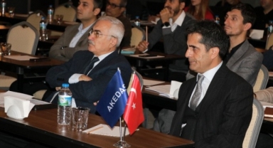 Kahramanmaraş’ta AKEDAŞ tarafından ‘Elektrik Piyasasında Lisanssız Elektrik, YEKDEM, e-Mobilite ve Depolama Eğitimi’ programı düzenlendi.