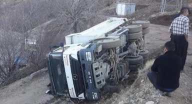 Kahramanmaraş’ta kamyon devrildi: 2 yaralı