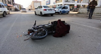 Kahramanmaraş’ta otomobille çarpışan motosiklet sürücüsü otobüsün altında kaldı