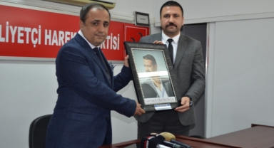 Başkan Nar’dan Başkan Demiröz’e Son Ülkücü Şehit Çakıroğlu Tablosu Hediyesi