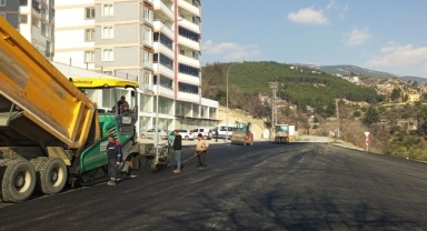 Büyükşehir Büğlek Caddesi’ni Sıcak Asfaltla Yeniliyor