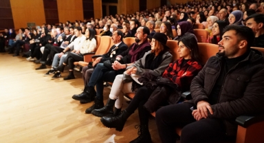 Büyükşehir’in Gösterisine Tiyatroseverler Yoğun İlgi Gösterdi