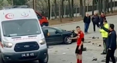 Kahramanmaraş’ta elektrik direğine çarpan araç takla attı; 1 ölü biri ağır 2 yaralı