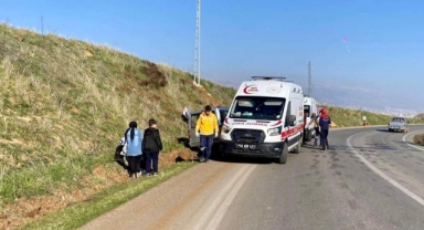 Kahramanmaraş’ta hafif ticari araç trafik levhasına çarptı: 4 yaralı