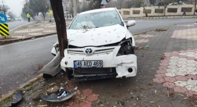 Kahramanmaraş’ta kontrolden çıkan otomobil ağaca çarptı