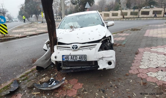 Kahramanmaraş’ta kontrolden çıkan otomobil ağaca çarptı