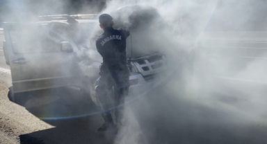 Kahramanmaraş’ta seyir halinde iken yanan aracın imdadına jandarma yetişti