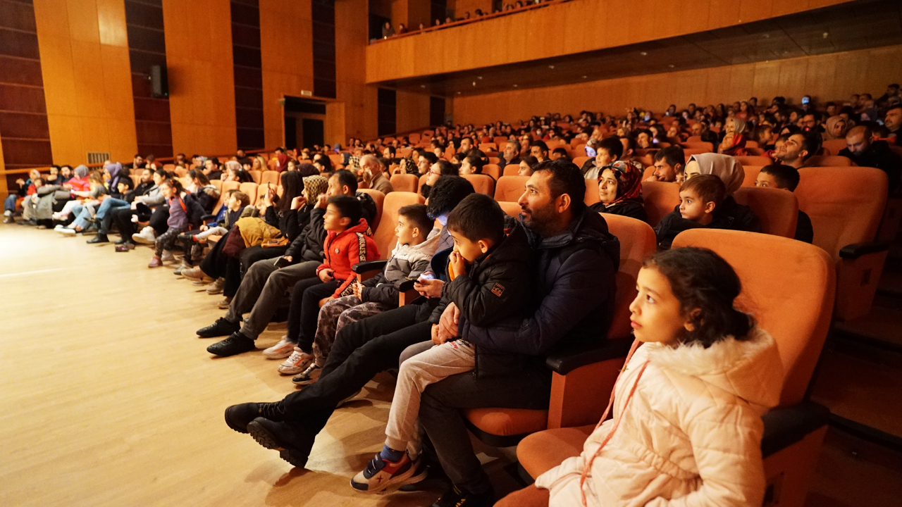 Karagöz ve Hacivat Hem Eğlendirdi Hem Öğretti