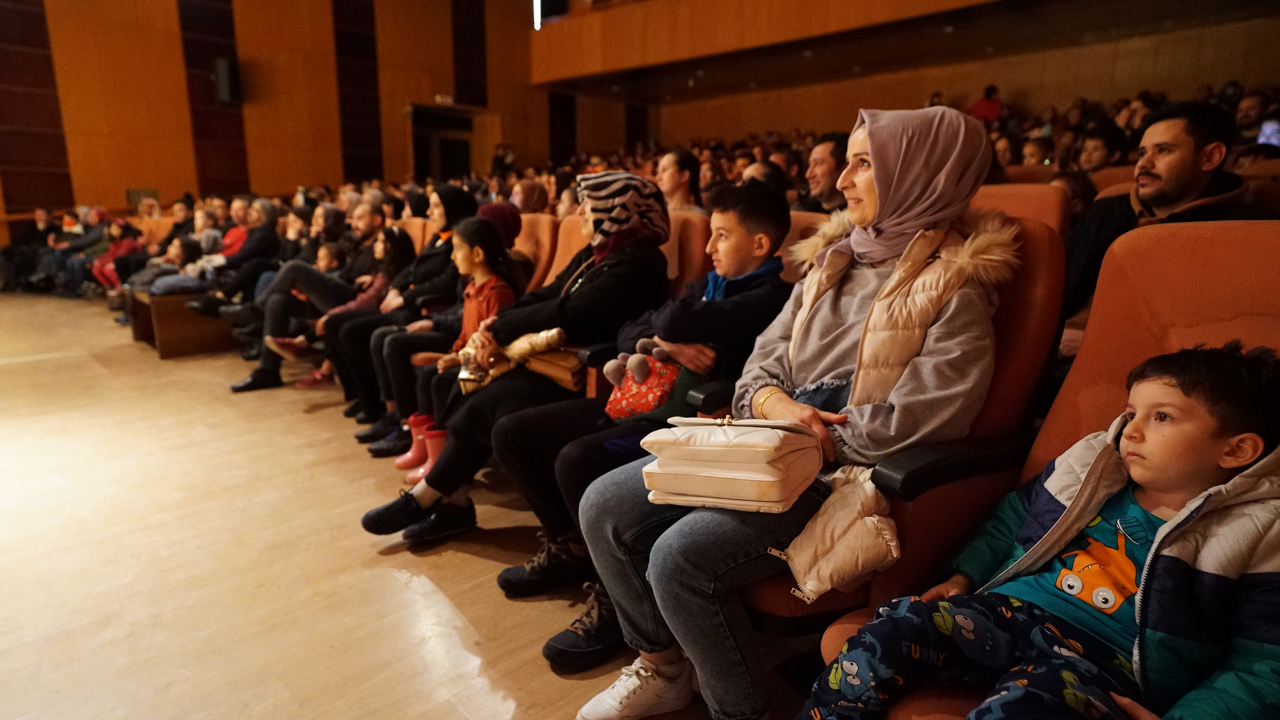 Minikler Hafta Sonu Büyükşehir’in Tiyatrosuna Koştu