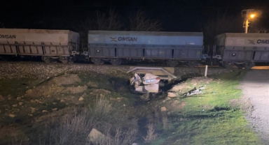 Türkoğlu’nda hemzemin geçitte tren otomobile çarptı: 2 yaralı