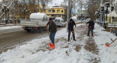 Beklenen kar geldi, belediye ekipleri seferber oldu