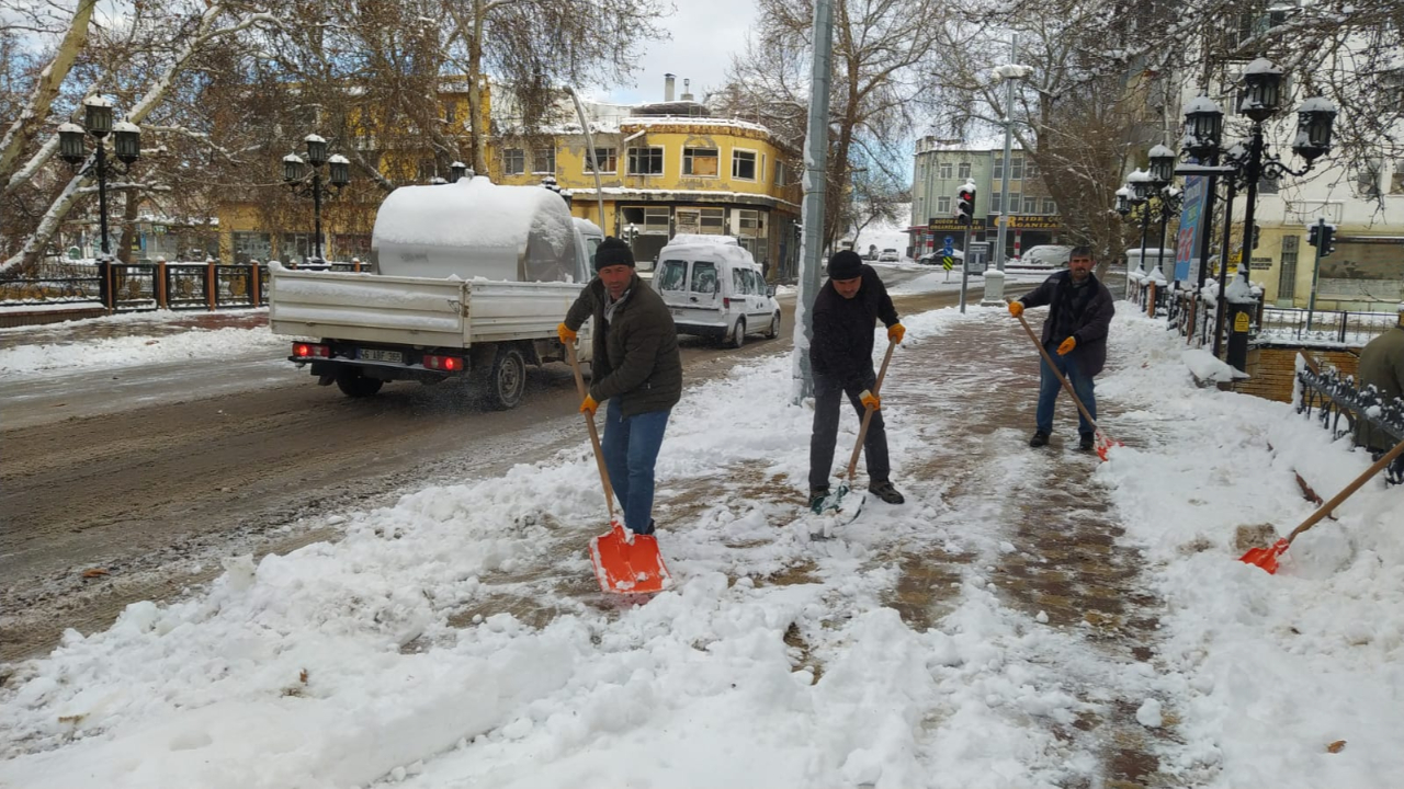 Beklenen kar geldi, belediye ekipleri seferber oldu