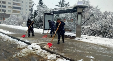 Büyükşehirden Yaya Yollarında Kar Temizliği