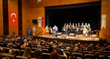 Kurtuluş Konseri Kırmızı Beyaza Büründü