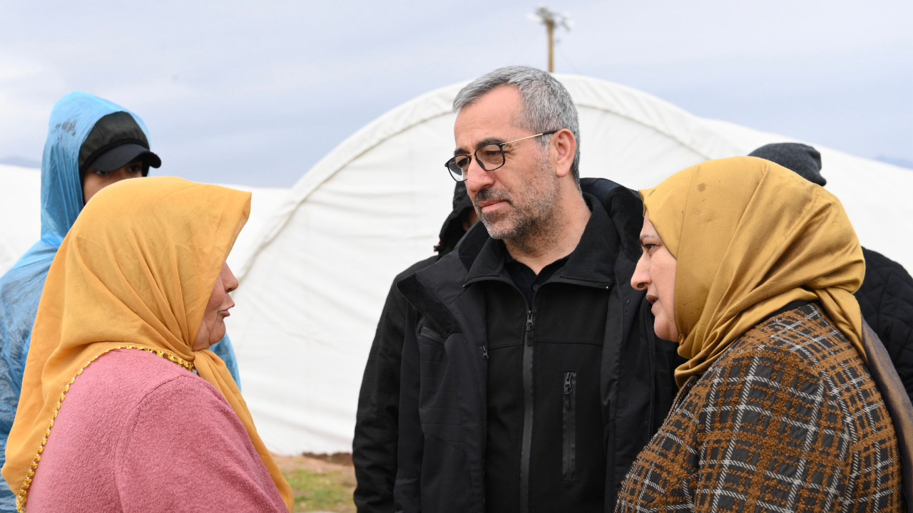 Başkan Güngör, Avşar Kampüsü’nde Depremzedeleri Ziyaret Etti