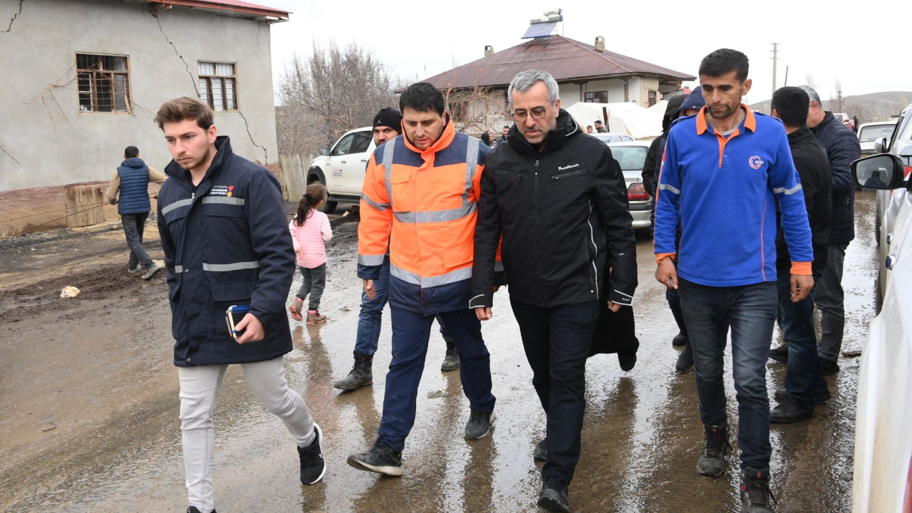 Başkan Güngör, Göksun’da Depremzedeleri Ziyaret Etti