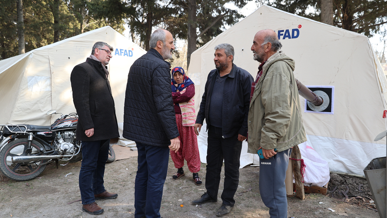 BAŞKAN OKAY, DEPREMZEDELERİ ZİYARET ETTİ