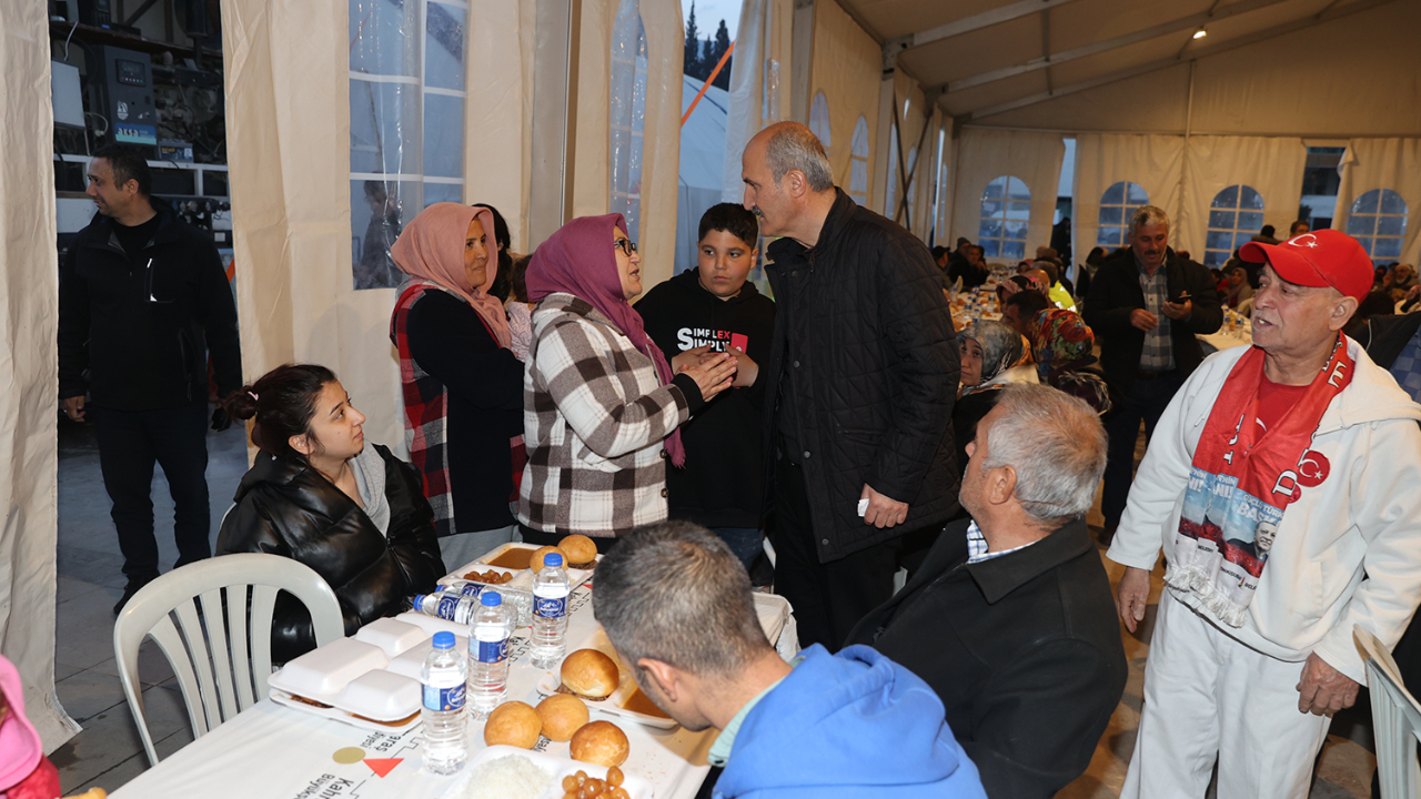 BAŞKAN OKAY, İFTAR ÇADIRLARINI ZİYARET EDEREK VATANDAŞLARLA HASBİHAL ETTİ