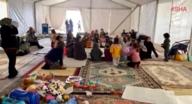 Cami imamı depremzede çocuklar için şarkı söyledi