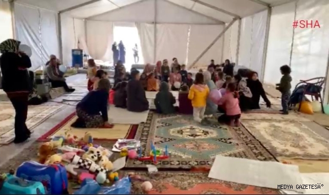 Cami imamı depremzede çocuklar için şarkı söyledi