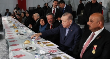Cumhurbaşkanı Erdoğan İlk İftarı Depremzedelerle Birlikte Yaptı