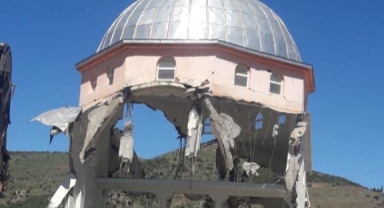 Depremde hasar alan minareler kontrollü olarak yıkılıyor