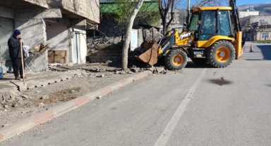 DULKADİROĞLU’NDA ARA SOKAKLAR MOLOZLARDAN TEMİZLENİYOR