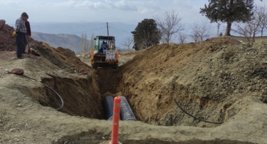 DULKADİROĞLU’NDA DEPREMDEN ETKİLENEN KIRSAL MAHALLELERDE ALTYAPI ÇALIŞMALARI DEVAM EDİYOR
