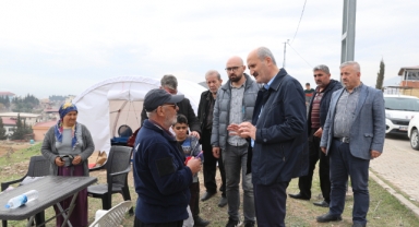 DULKADİROĞLU’NDA SOKAK ARALARINDA HAFRİYAT KALDIRMA ÇALIŞMALARI DEVAM EDİYOR